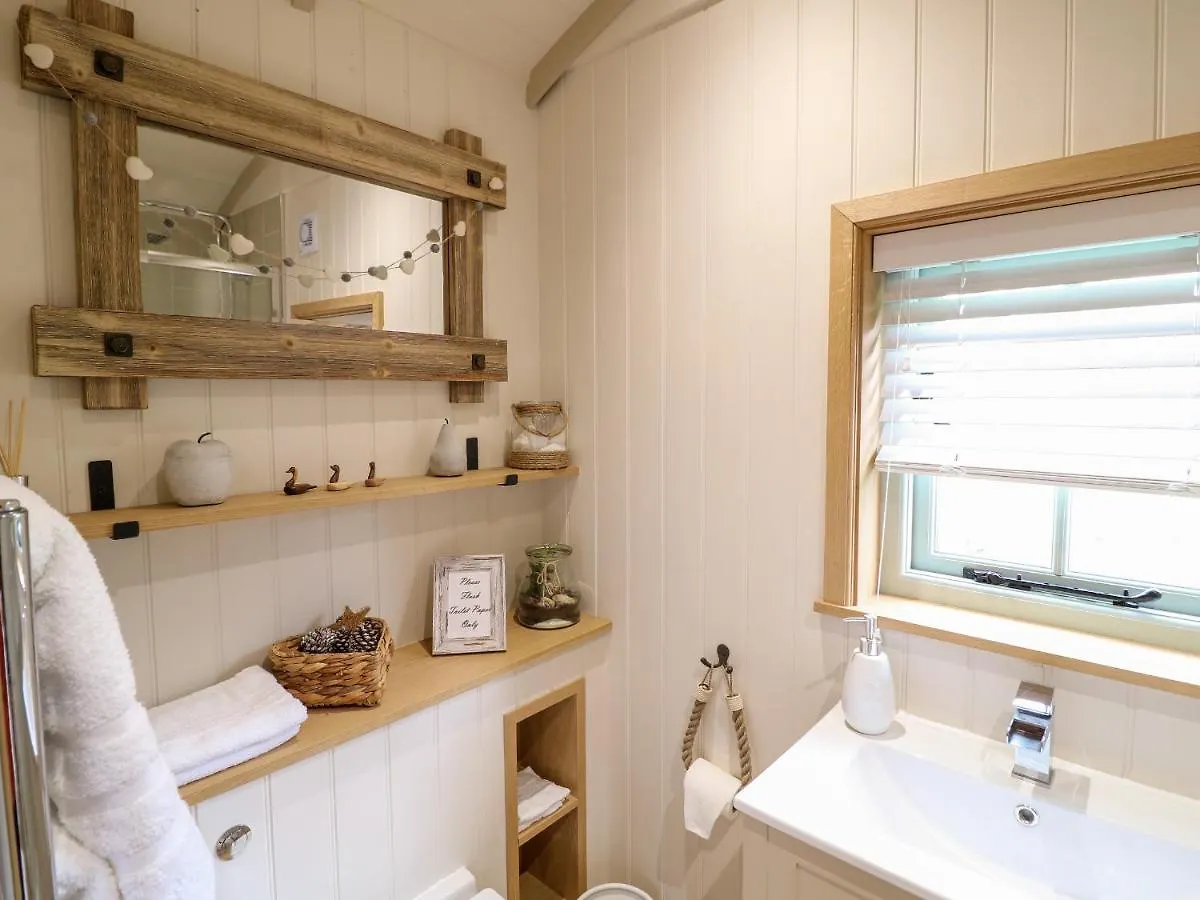 Herbie'S Shepherds Hut Villa Nottingham 0*,