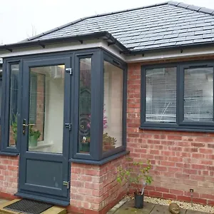 comfortable-double-bedroom-lovely-bungalow.hotelsin-chester.com/